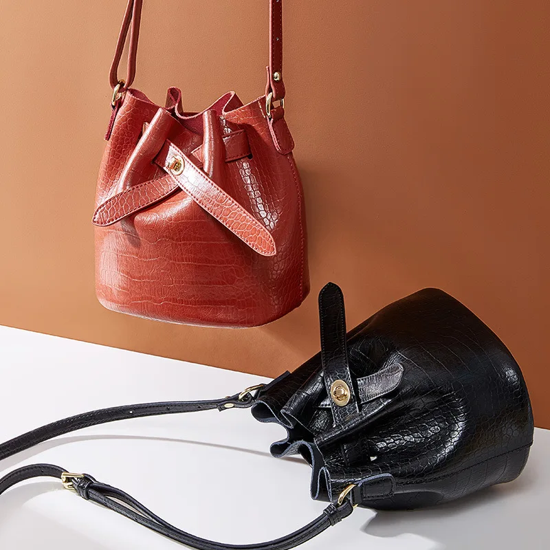 Маленькая сумка мешок BRIGGS на плечо из натуральной кожи с животным принтом