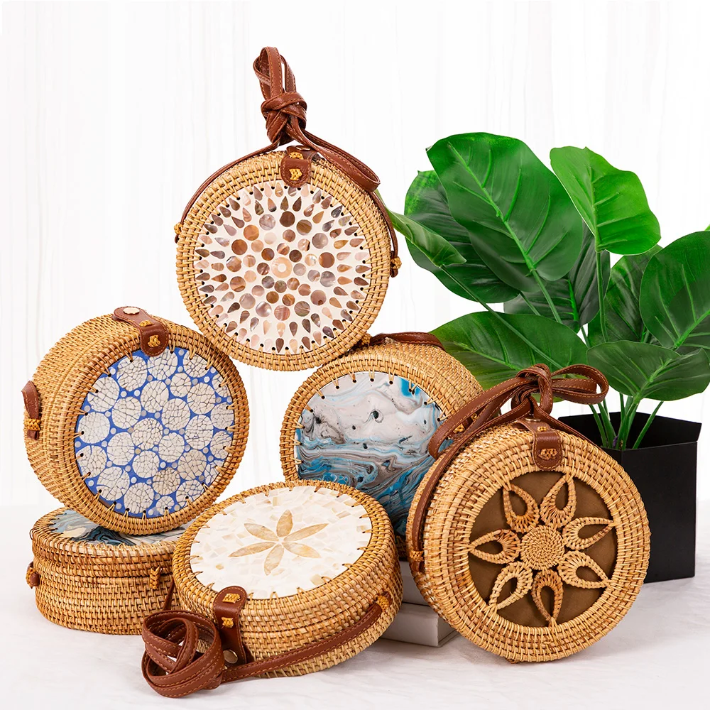 Круглая соломенная сумка из ротанга женская Летняя ажурная мессенджер ручной