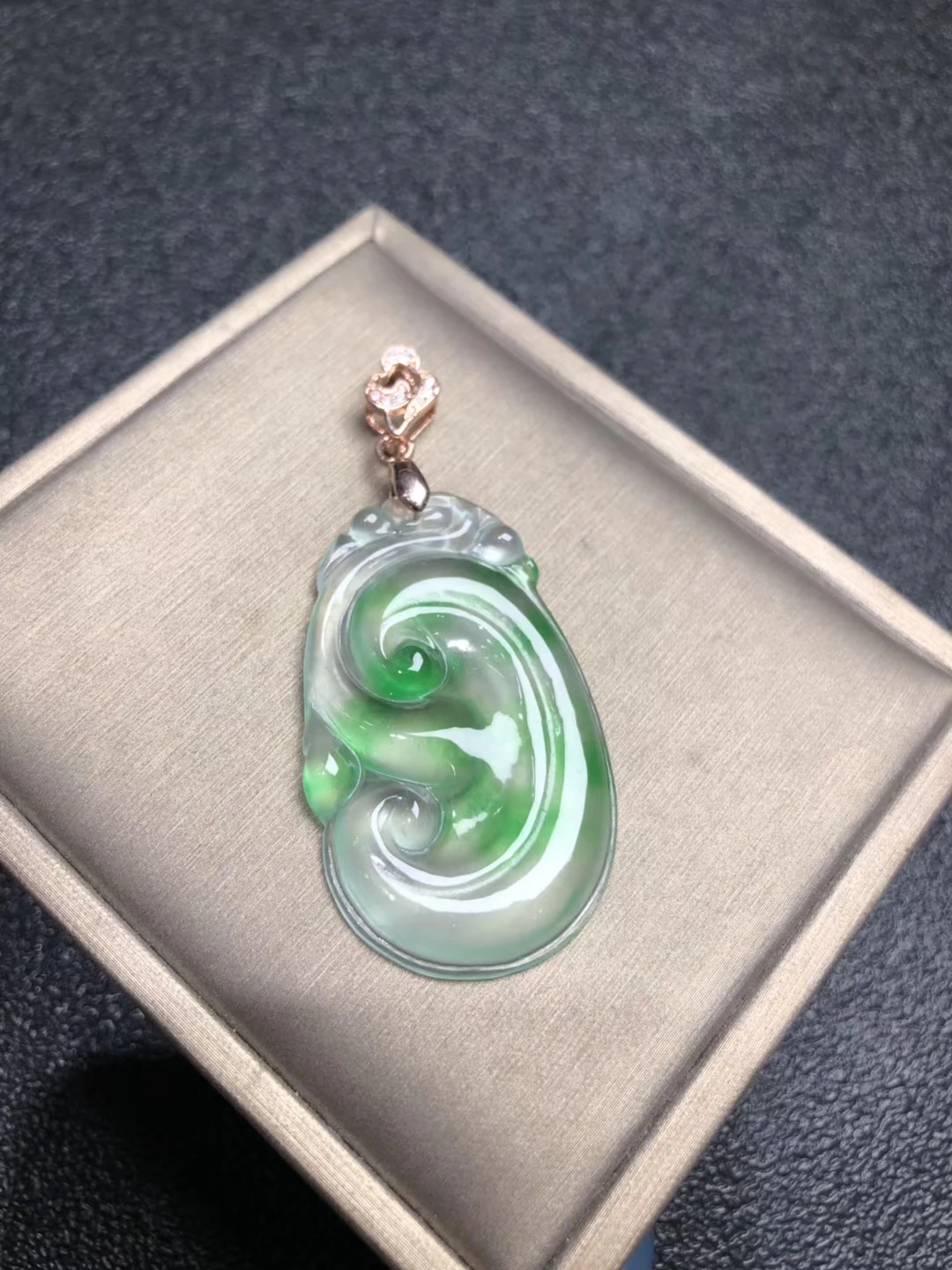 Только одна! Из натурального прозрачного камня жадеит нефрит ruyi кулон ожерелье