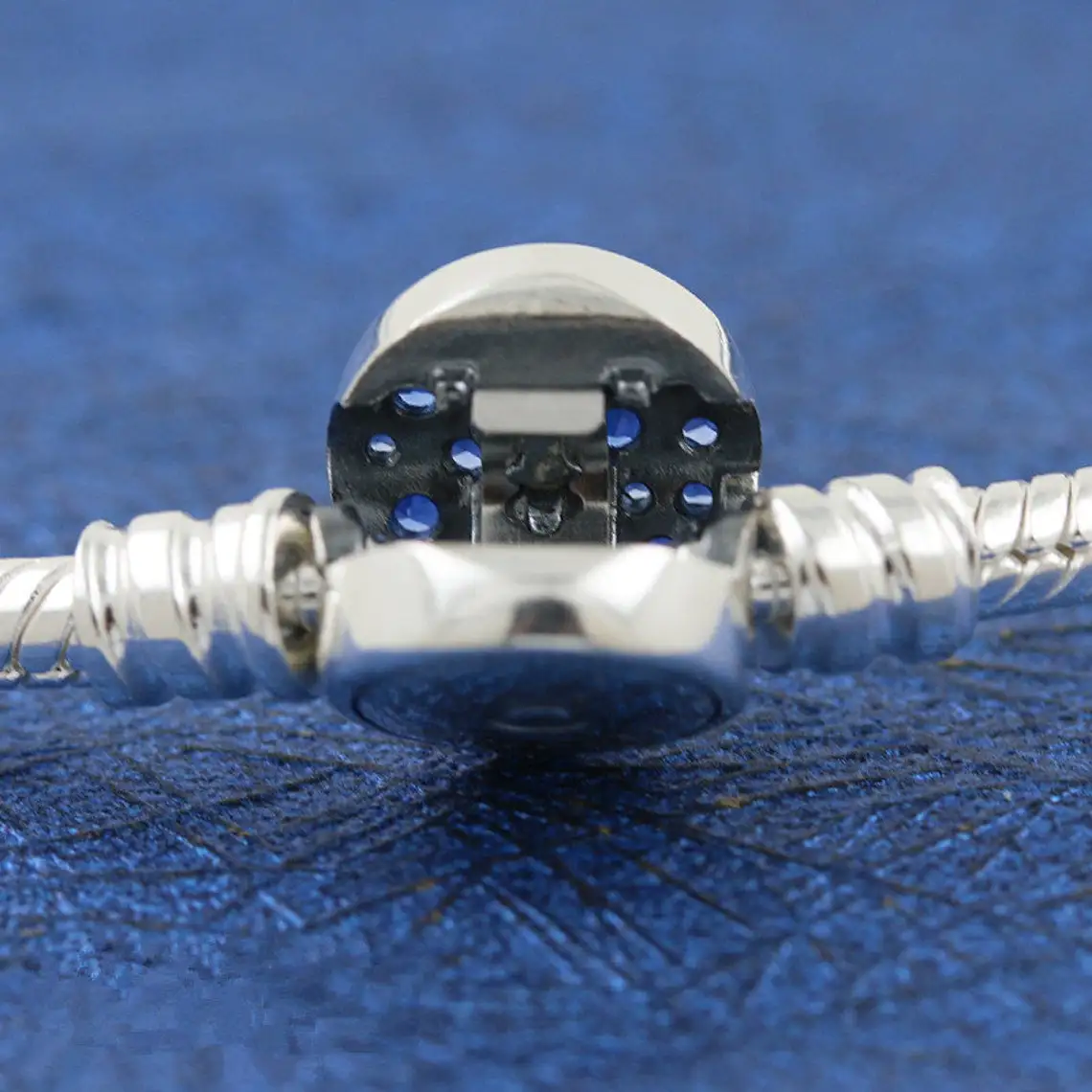 Браслет Змеиный женский из серебра 925 пробы с синим диском и застежкой