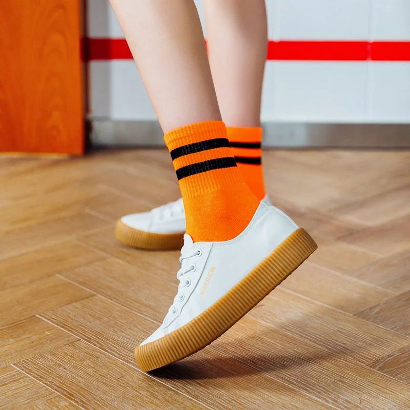 Блестящие флуоресцентные полосатые хлопковые женские уличные носки Модные