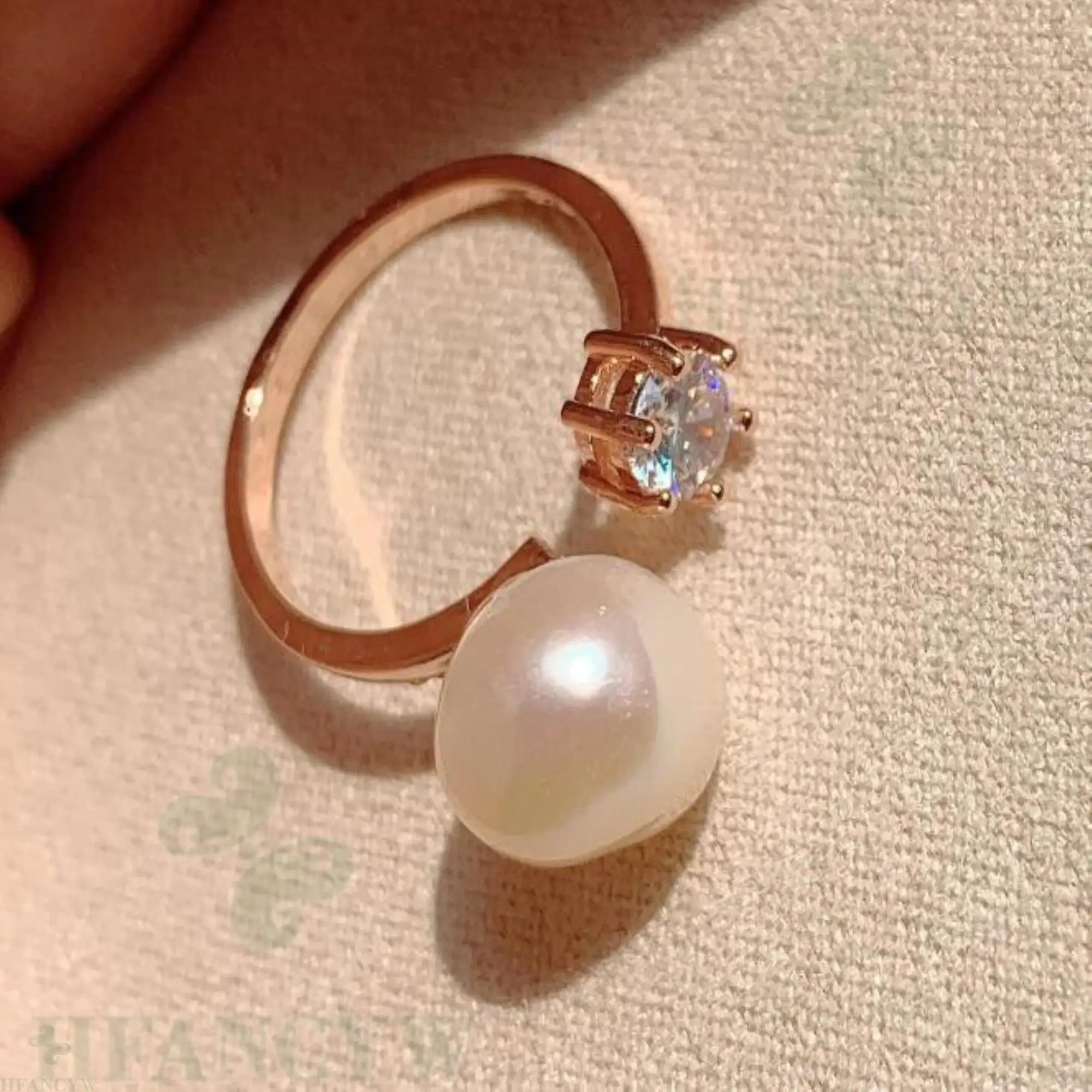 Белое жемчужное кольцо в стиле барокко с открытым регулируемым цирконием