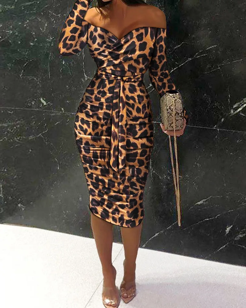 

Женское облегающее платье с леопардовым принтом и открытыми плечами