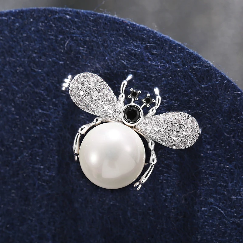 Vintage Tiny Faux Pearl Bee Insect Brooches Pins with White Clear Rhinestones Crystal Honey Bee Charm Broach Pin Christmas Gift