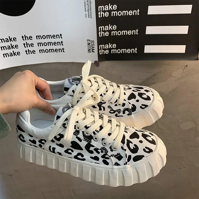 

2021 Sneakers New Women Kawaii Leopard White Canvas Sports Shoes Flat Platform Vulcanize Harajuku Korean Running Rubber Casual