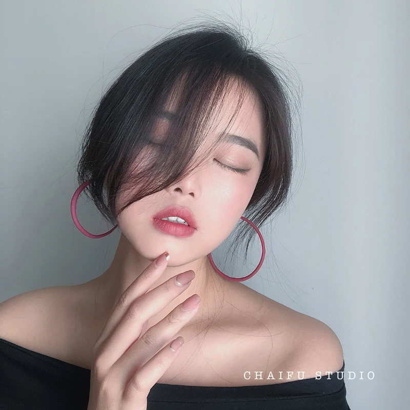 

Achai E501 Exaggerated Niche Design Retro Spray Paint Color Big Ear Ring Cute Girl Earrings