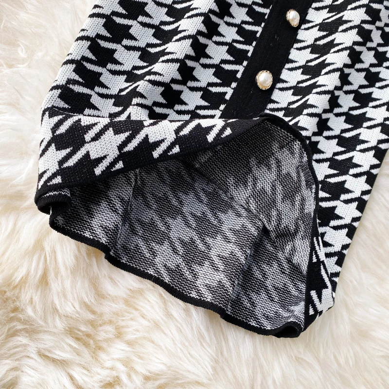 Женское облегающее платье ALPHALMODA с золотистыми пуговицами и карманами