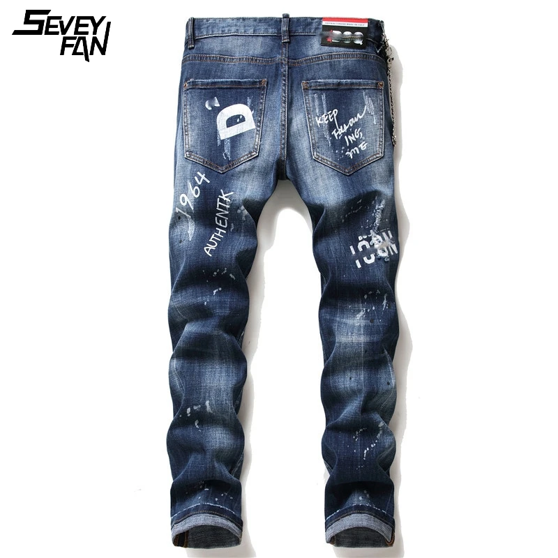 Мужские синие зауженные рваные джинсы с цепочкой и буквенным принтом модные