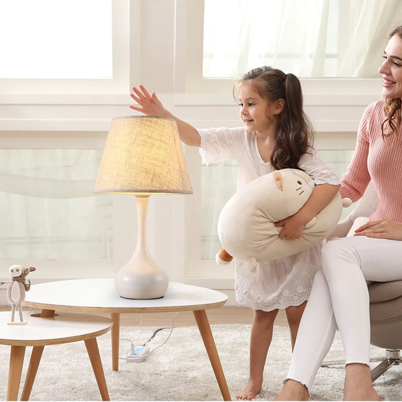 Современная Минималистичная настольная лампа для спальни белая прикроватная