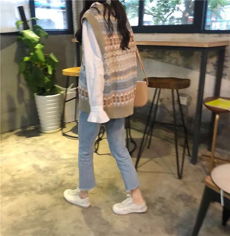 

Vintage V-neck Knitted Vest Sweater Women Sleeveless Pullover Elasticity Sweater Loose Female Casual Oversized Knitted Vest 2021