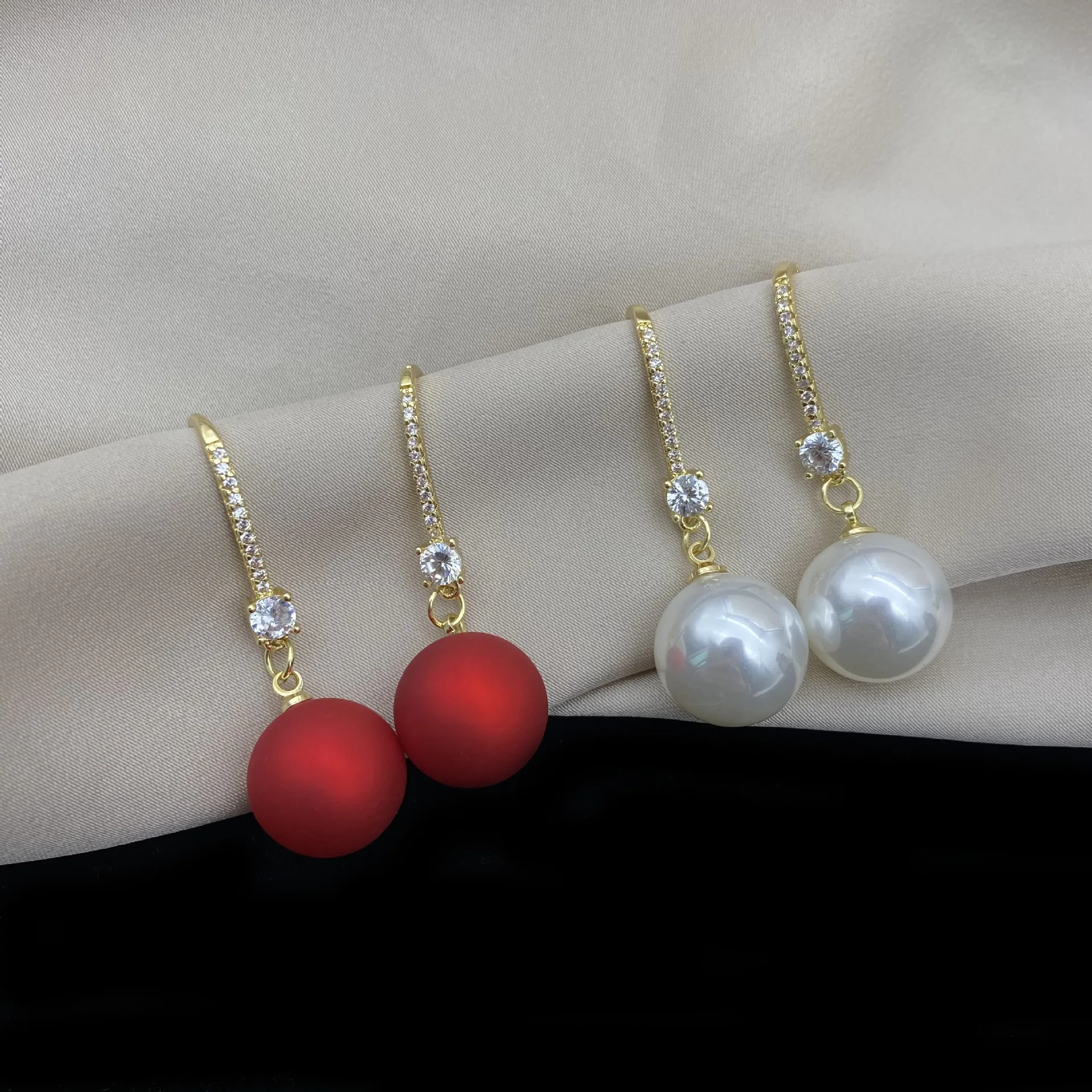 

2021 new electroplated gold-plated east gate of Korea flash diamond pearl ear hook fashion temperament net red Earrings simple