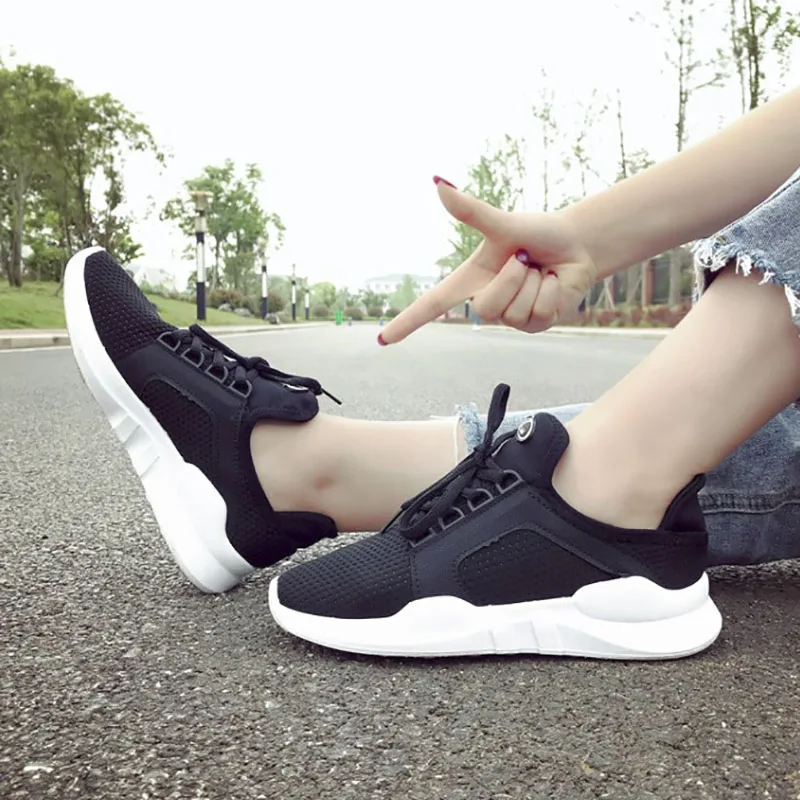 

Женская легкая спортивная обувь на шнуровке, белые или розовые легкие дышащие кроссовки с вулканизированной подошвой, на мягкой плоской по...