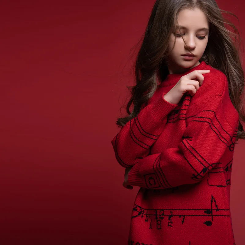 Новогодний свитер для девочек с принтом в виде нот осенний средней длины