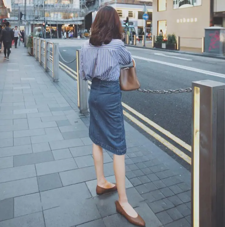 Женский летний костюм из жилета на бретельках и асимметричного джинсового