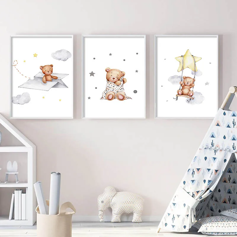 Прекрасный медвежонок играет на качелях Канвас Детский постер Милые детишки Животное Детская картинка на стене Искусство Печать Картина Декор для детской комнаты.