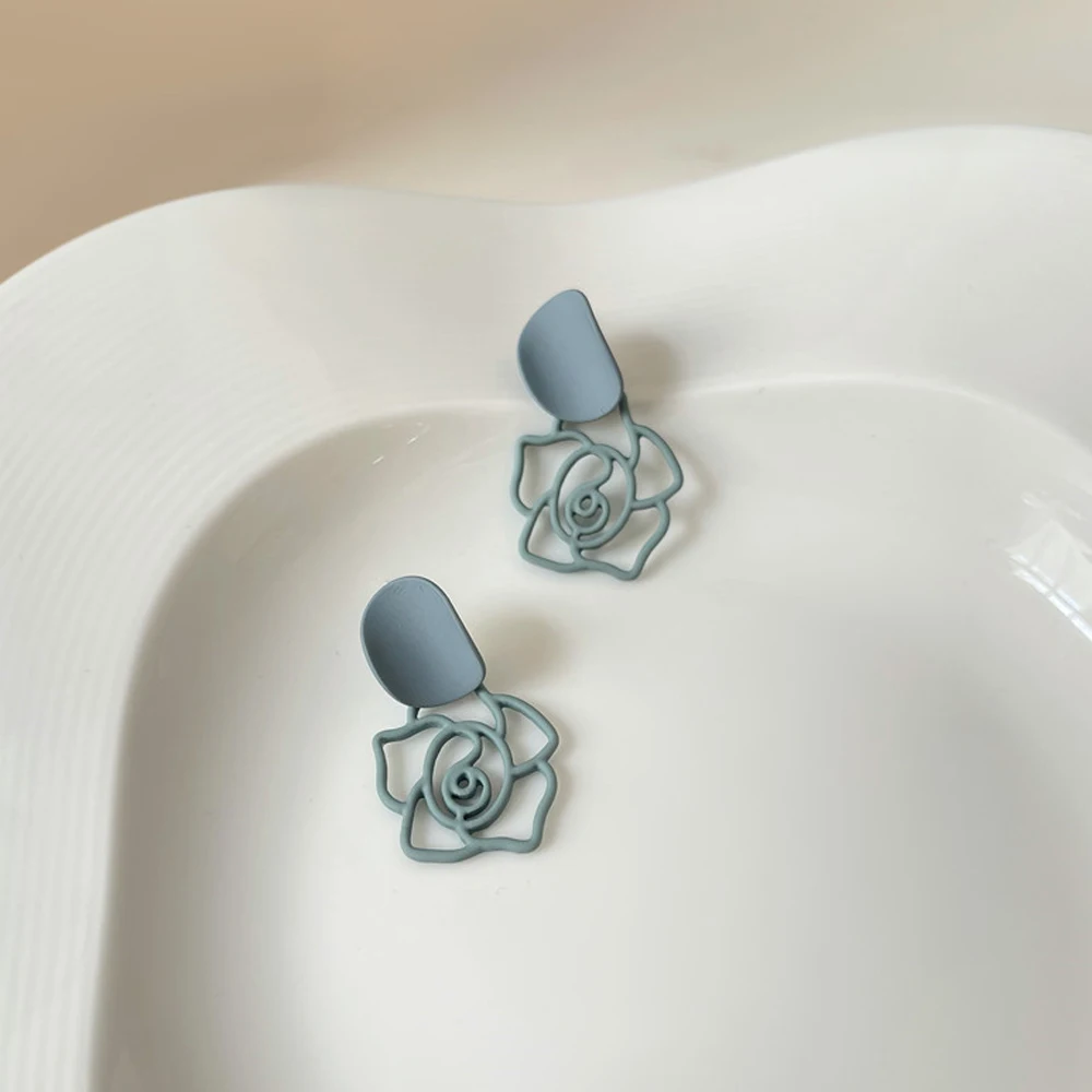 

South Korea Vintage French Small Contracted Pure And Fresh And Hollow Out The Rose Stud Earrings Tide Fashion Small Ear Clip