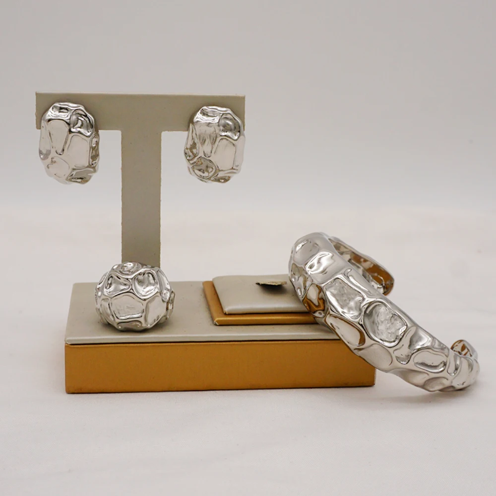 Комплект из колье браслета и сережек |