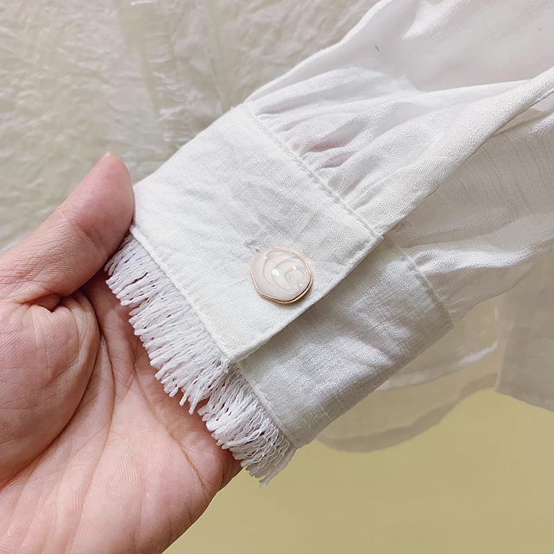 Женская рубашка с длинным рукавом белая универсальная свободными краями и