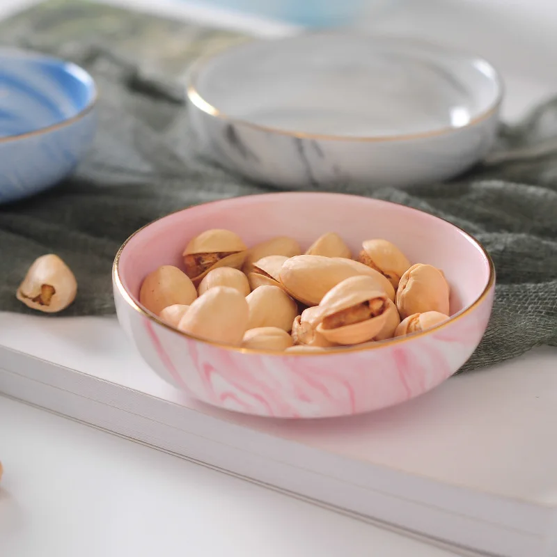 Маленькая керамическая тарелка в европейском стиле с мраморными зернами соус