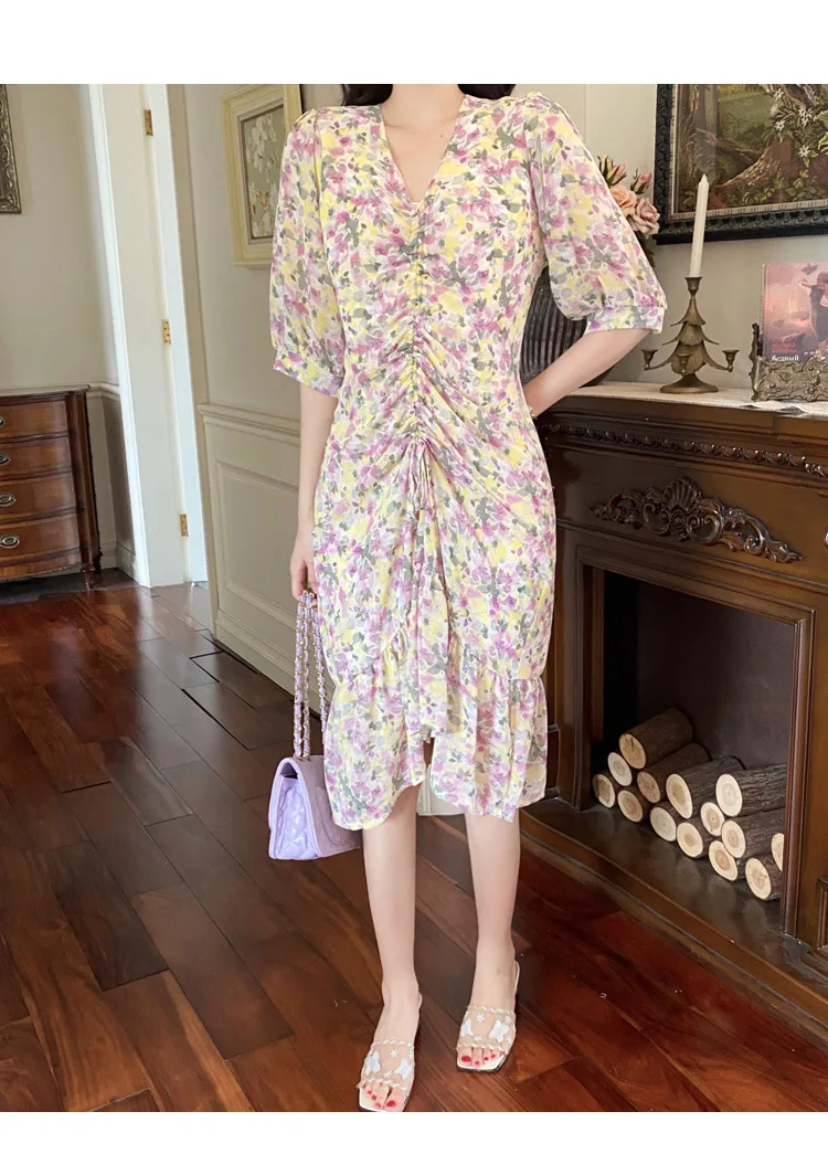 Летнее фиолетовое тонкое платье с v-образным вырезом и цветочным принтом для