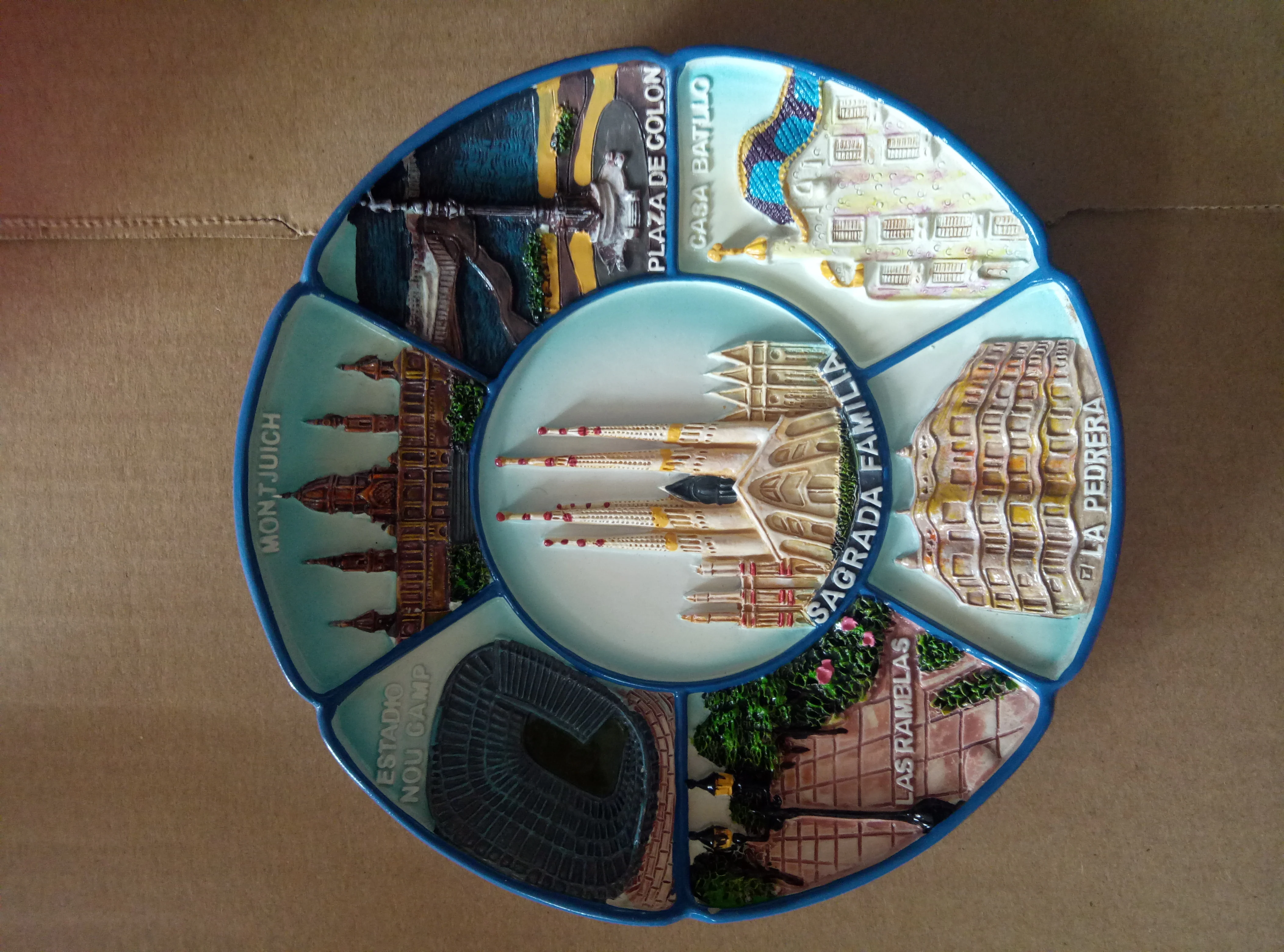 Декоративная пластина 17 см с изображением дисков здания достопримечательности в