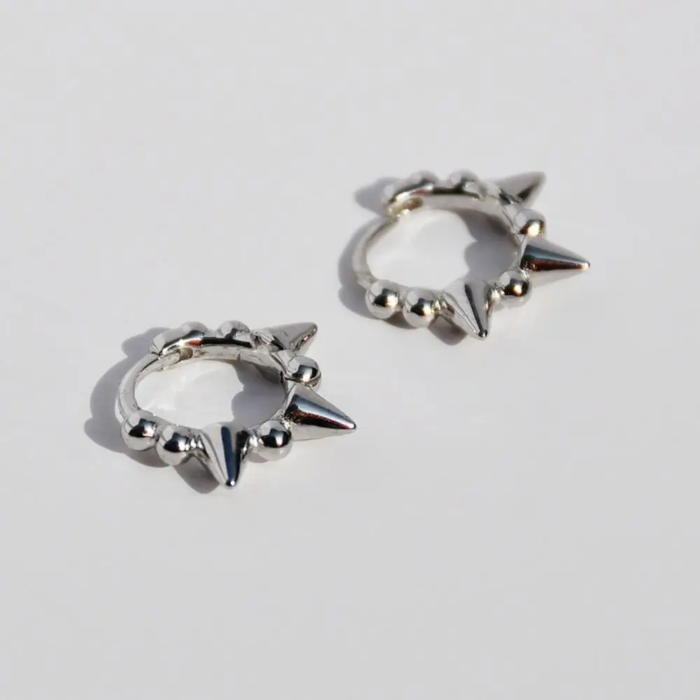 Женское кольцо из серебра 925 пробы с геометрическими бусинами и заклепками |