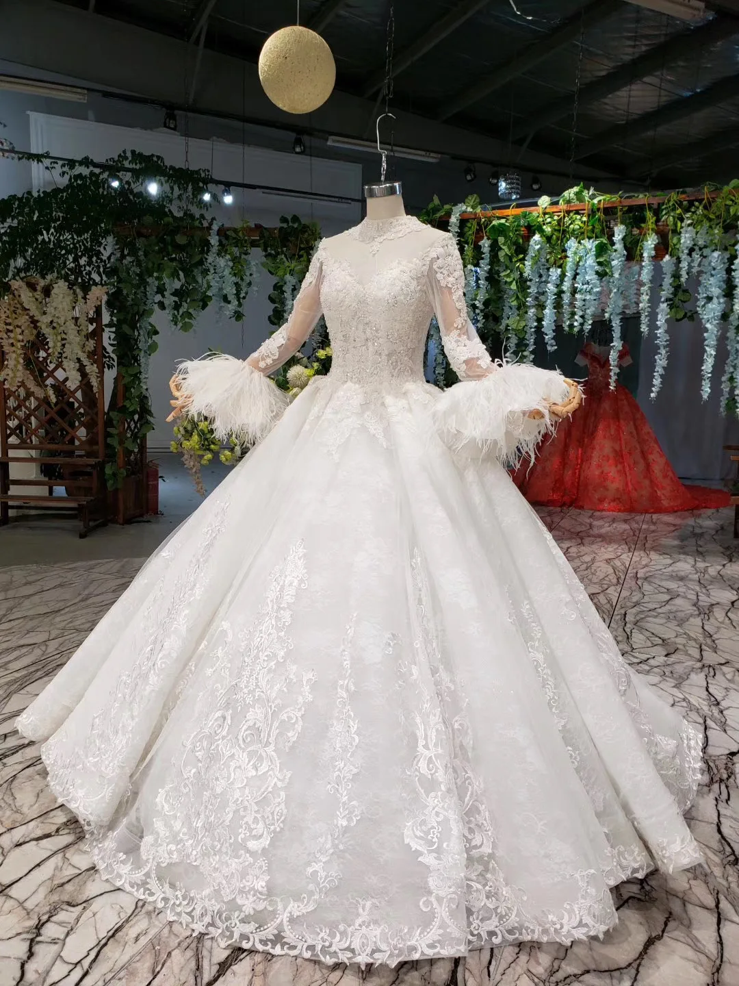 

Luxury Feathers Major Beading Wedding Dresses Crystals Saudi Arabic Dubai Vestido De Noiva Sheer Neck Long Sleeves Bridal Gowns