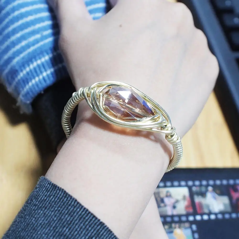 Большой браслет ручной работы из металлической проволоки с кристаллами для