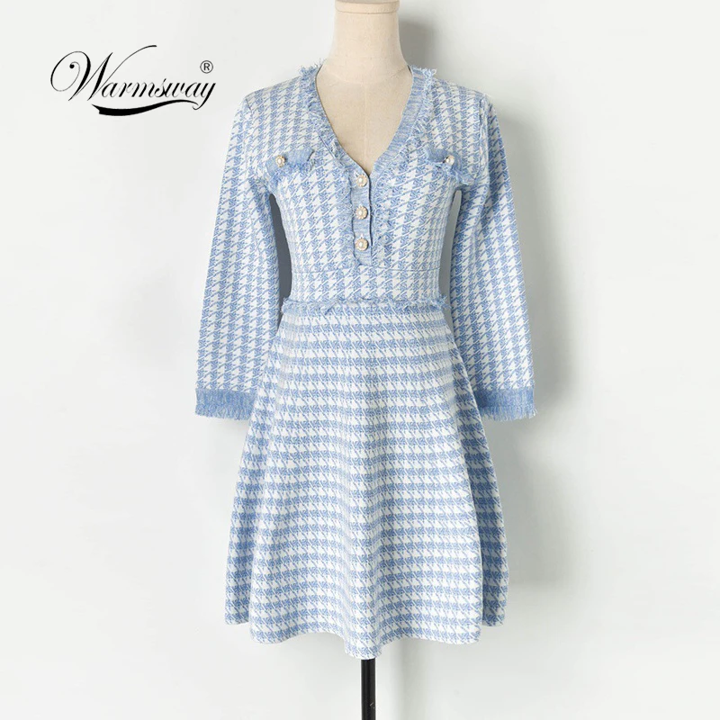 Женское трикотажное платье свитер светло синее стрейчевое на кнопках с жемчугом