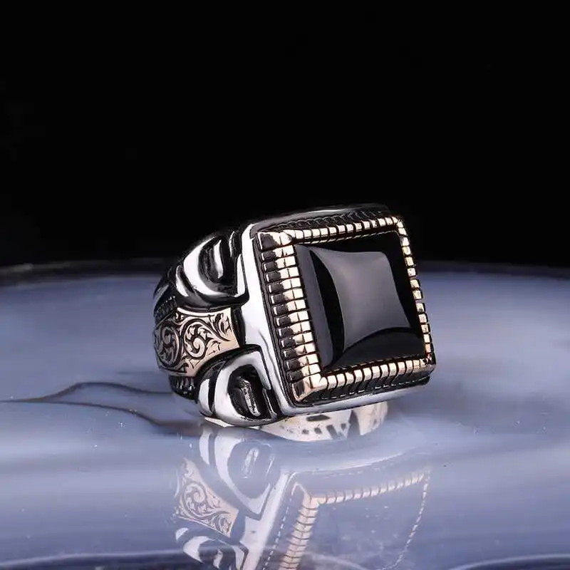 

Серебряное квадратное мужское кольцо Silverlina из камня Onix