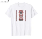 Футболка с вышитыми красными и черными цветами в украинском национальном стиле