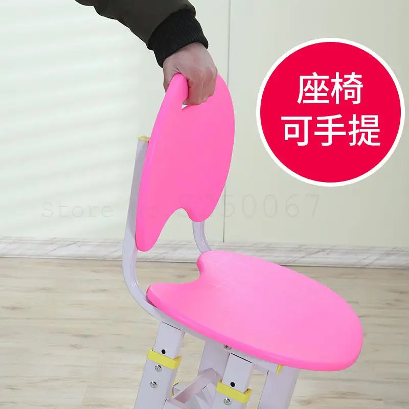 Детский обучающий стол можно комбинировать с подъемником для мальчиков и