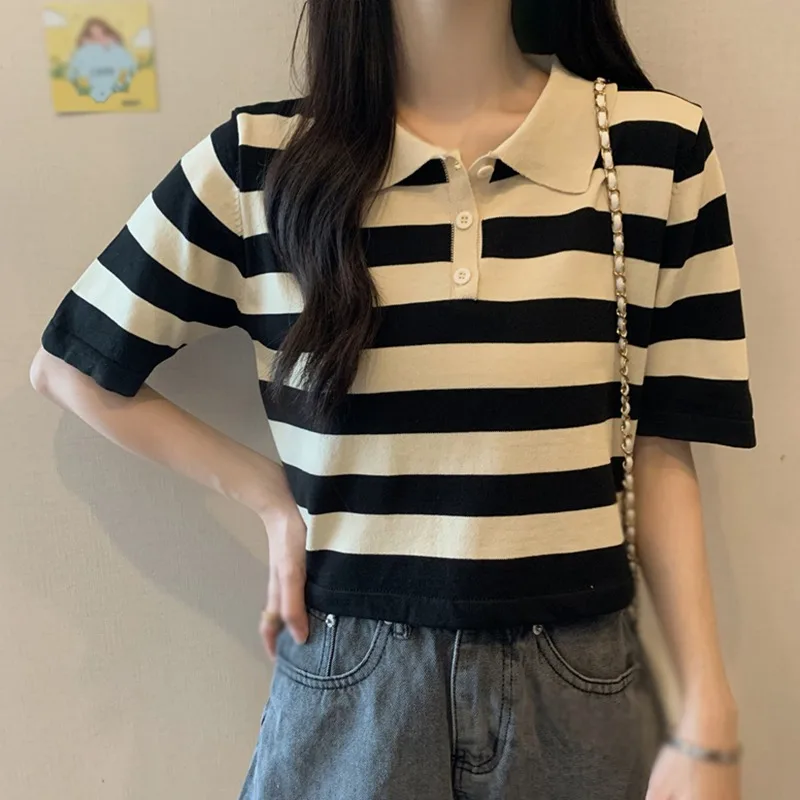 

Женская летняя футболка с коротким рукавом и отложным воротником