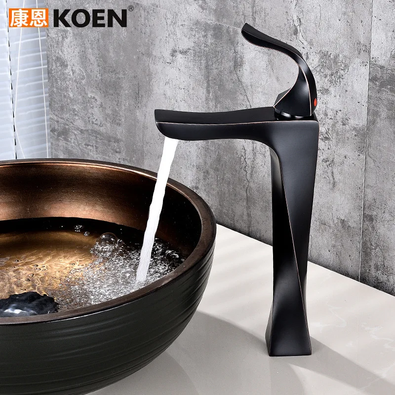 Кран для раковины на сцене Черный кран воды горячей и холодной полностью