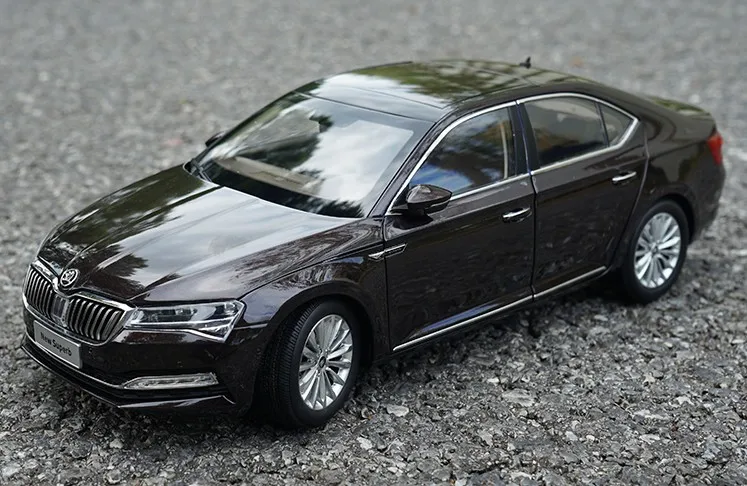 Коллекция 1/18 года дилер 2020 новая модель автомобиля Skoda Superb (светильник Шампань) с