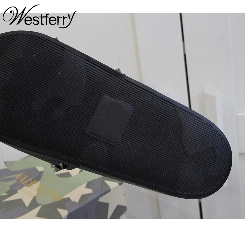 Шлепанцы женские с заклепками Нескользящие кожаные пляжная обувь Европейская