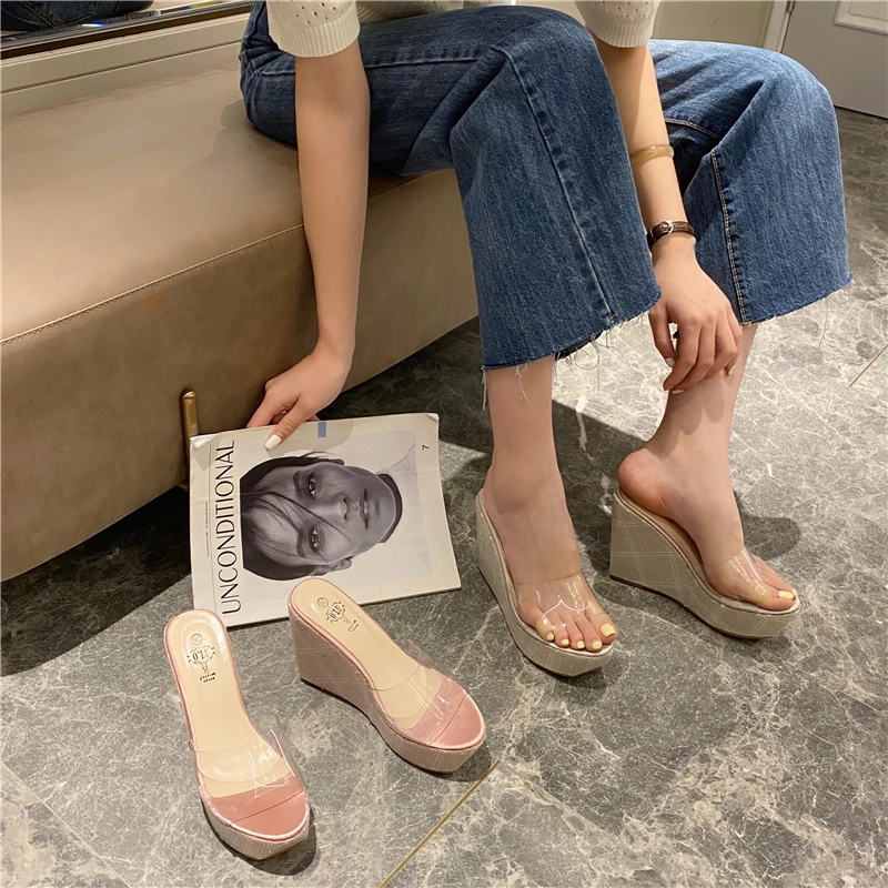 

Босоножки и тапочки на танкетке 2021, Модные прозрачные сандалии с блестками и губчатыми вставками на толстой подошве, однословные сандалии н...