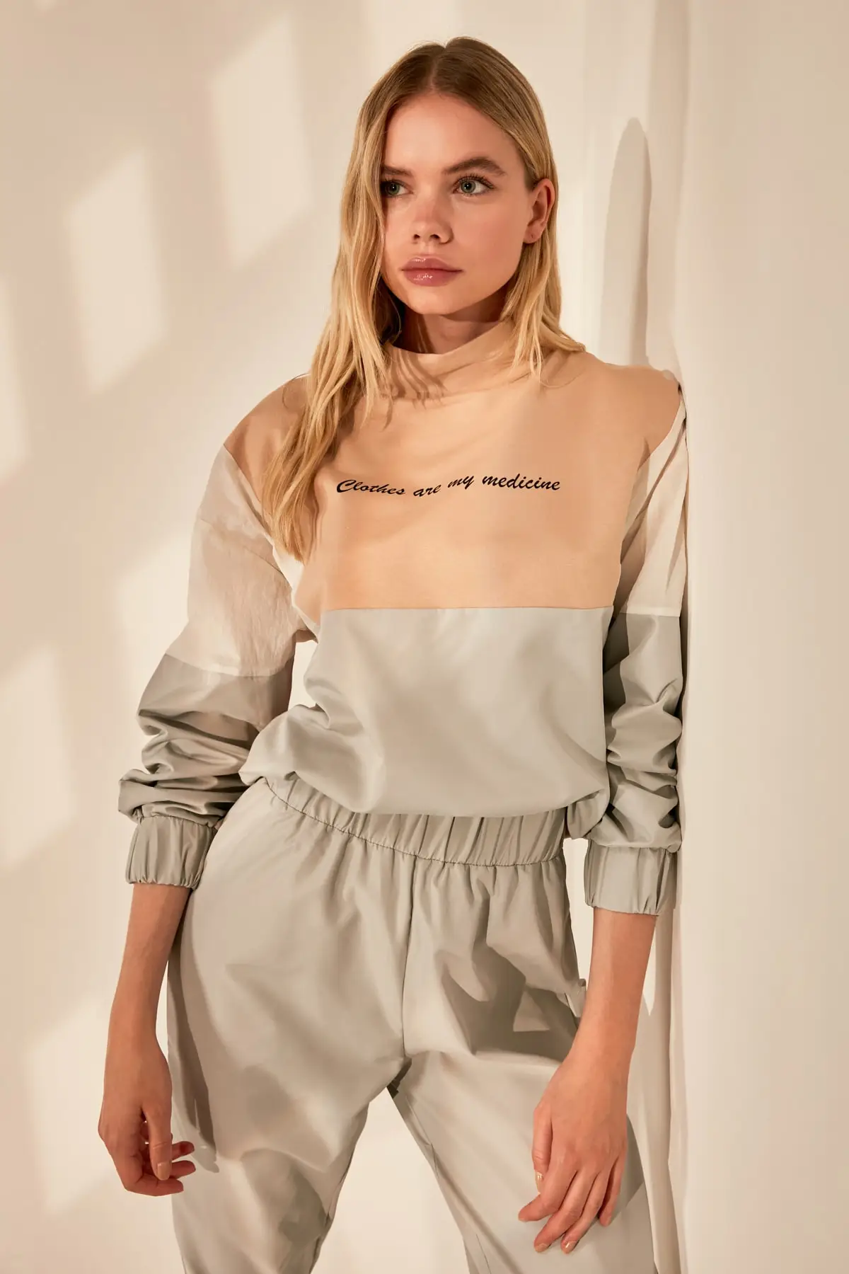 

Trendyol Printed Sheer Neckline Knitted Sweatshirt TWOAW21SW0506