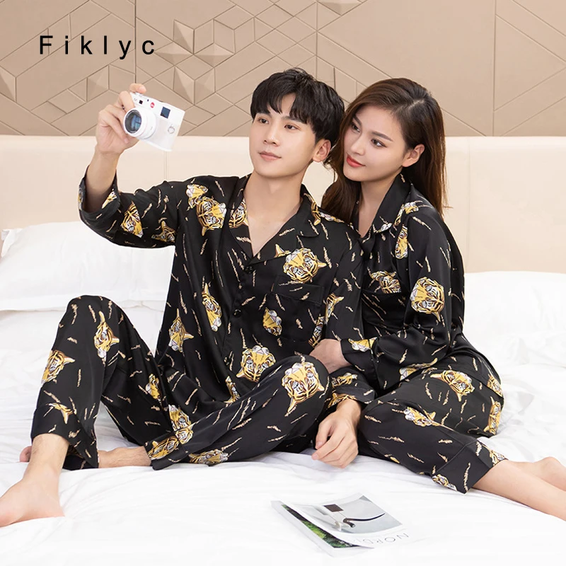 

Fiklyc мужские и женские атласные пижамные комплекты с принтом Тигра для отдыха парные комплекты с отложным воротником зимние осенние сезонны...
