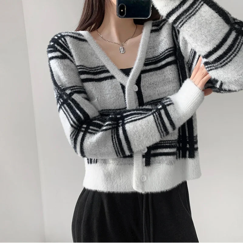 

TVVOVVIN Классический Клетчатый короткий вязаный кардиган зимний Корейский с V-образным вырезом длинными рукавами карманами клетчатый мохеров...