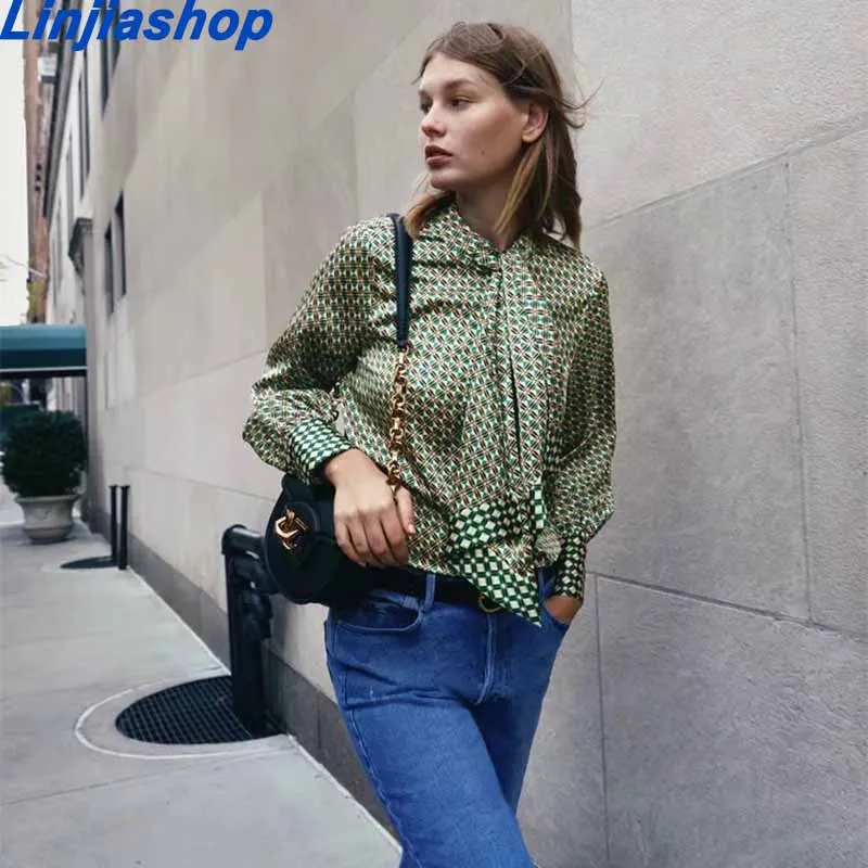 

Early Spring New Fashion Blue and White Contrast Color V-print Long-sleeved Silk Shirt with Ribbon
