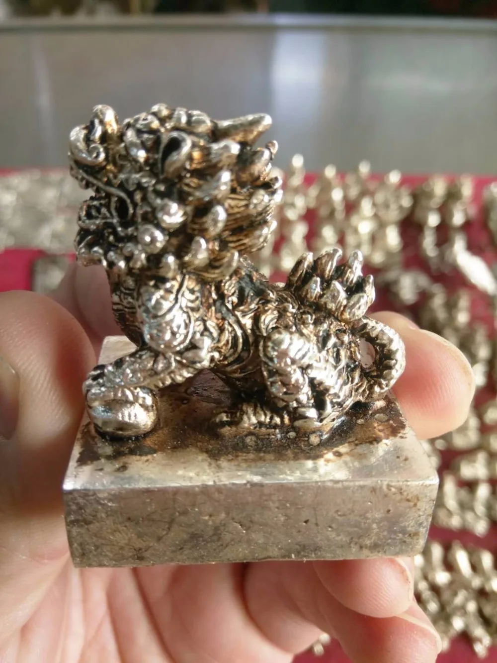 

colección de exquisitas artesanías de plata antiguas de la escultura kylin.