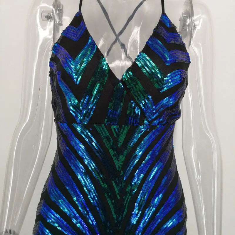 Элегантное вечернее платье с глубоким V-образным вырезом и золотыми блестками