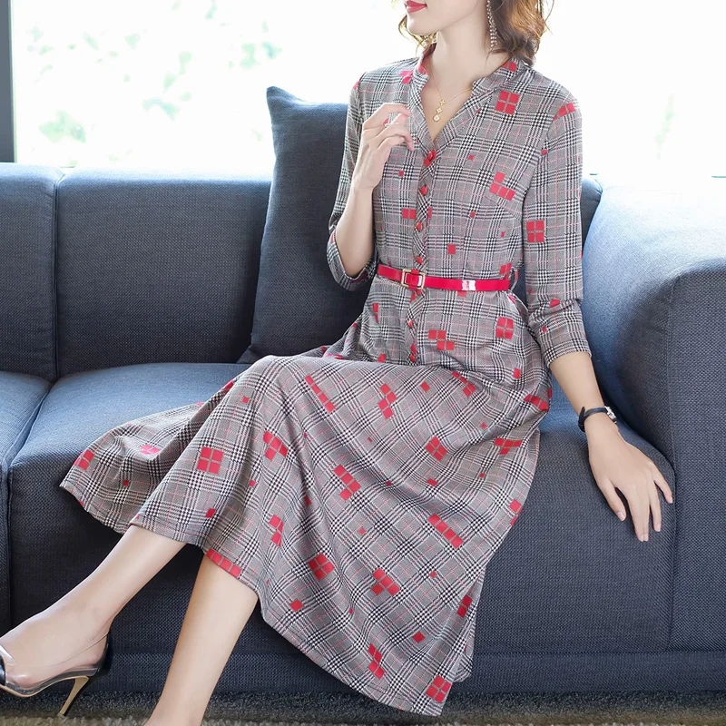 Женское длинное платье в клетку с v образным вырезом и рукавом три четверти осень