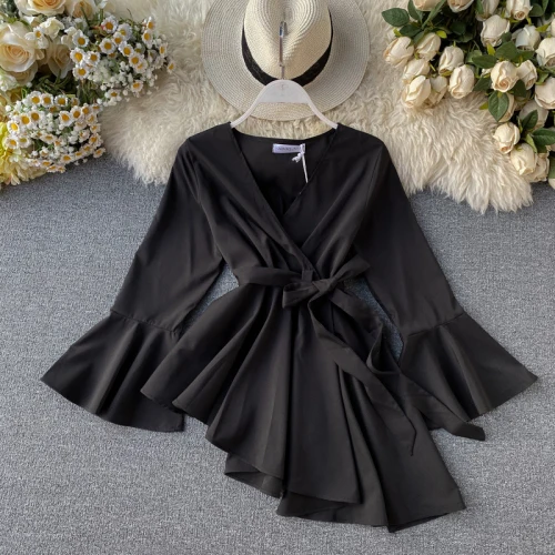 Приталенная Асимметричная блузка на шнуровке с v-образным вырезом расклешенная