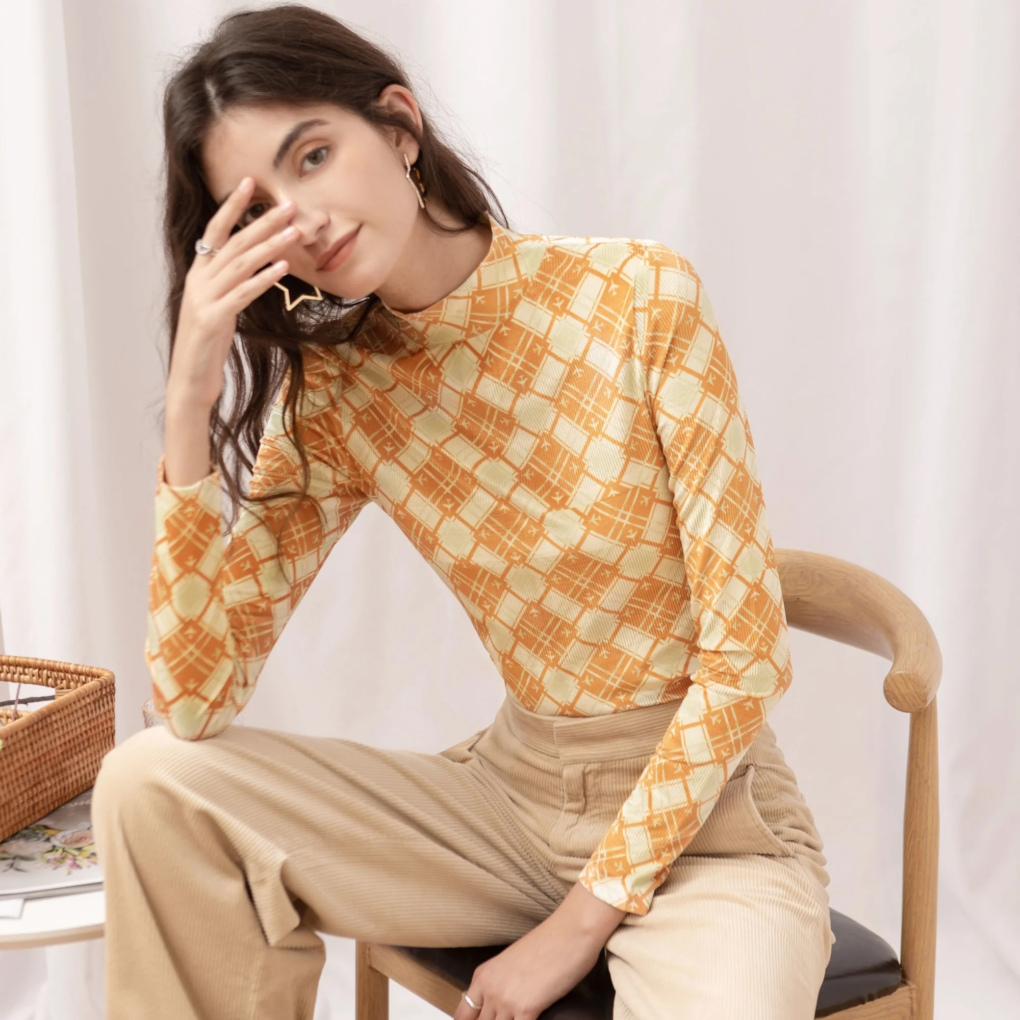 

Женская облегающая футболка SHZQ с бархатным принтом, длинным рукавом и воротником средней высоты, Топ