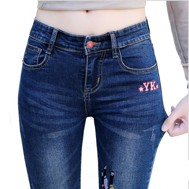 Брюки карандаш женские джинсовые эластичные с вышивкой и надписью|Узкие джинсы| |