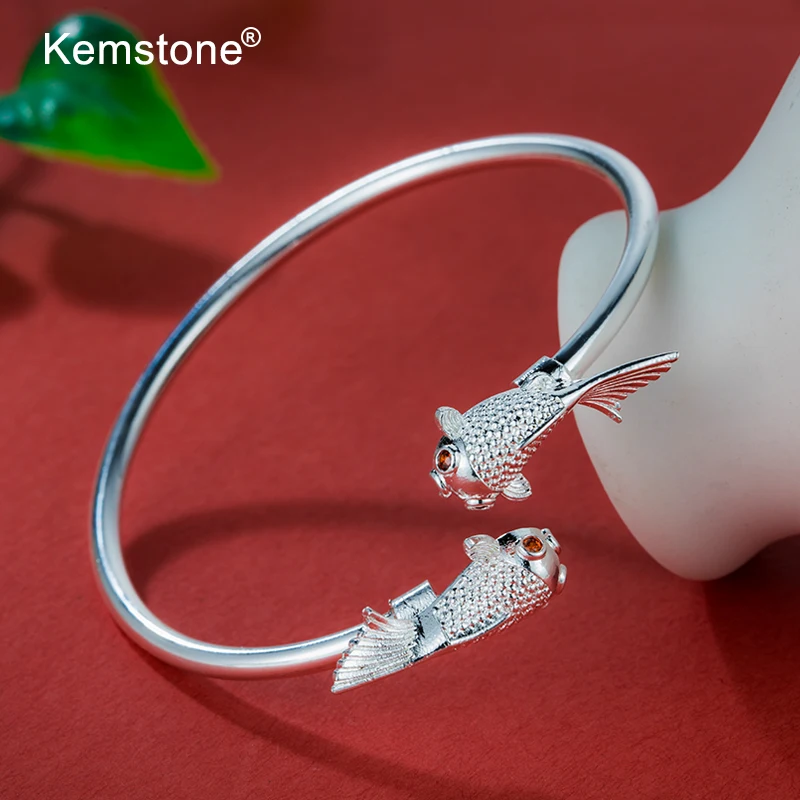 Женский браслет серебристого цвета Kemstone регулируемый с двумя красными рыбками и
