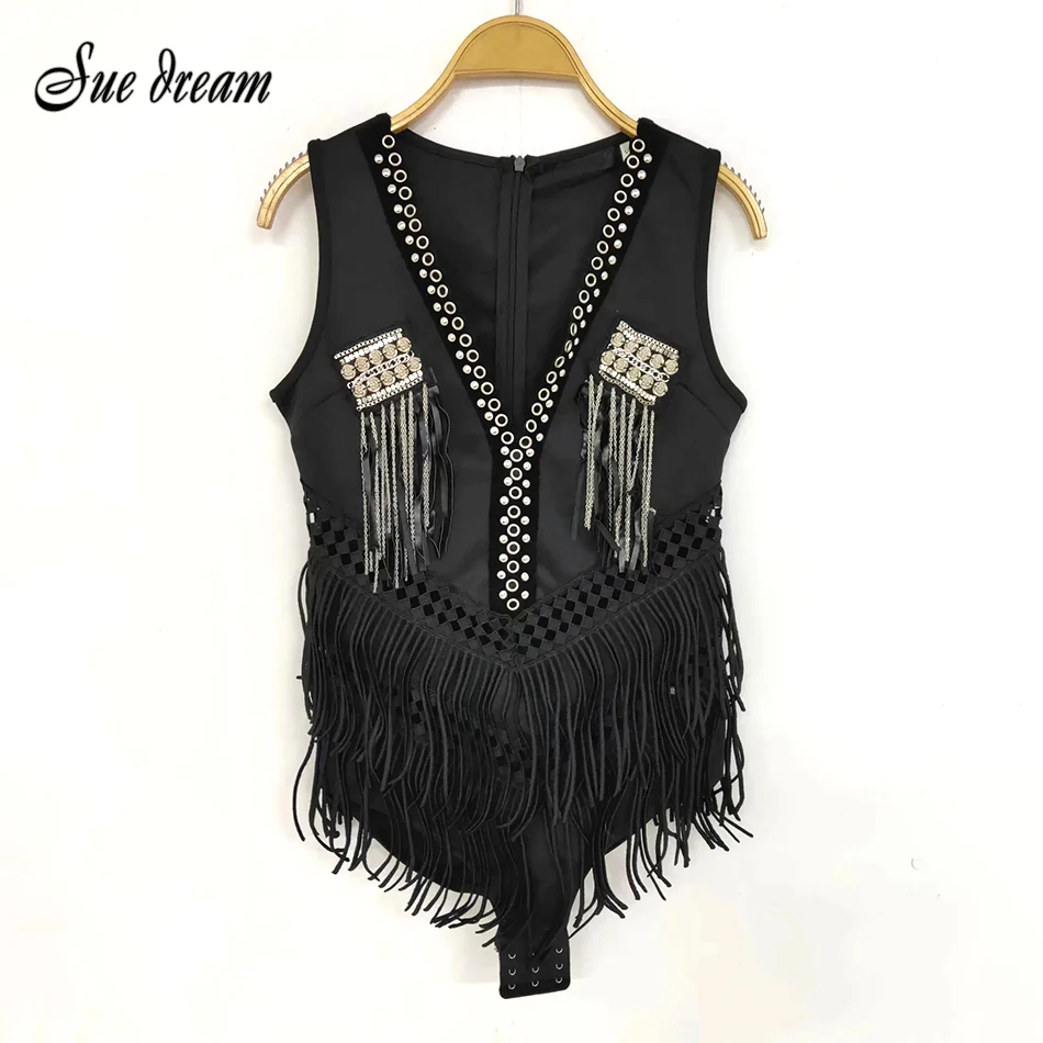 Женский боди с кисточками металлическими цепочками и открытой спиной