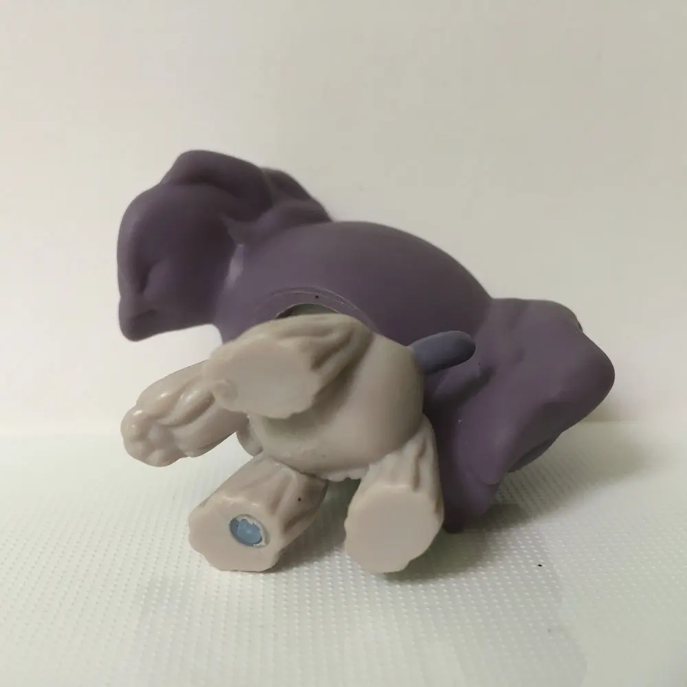 Маленькая коричневая и белая прекрасная спаниелевая собака Детская модель |